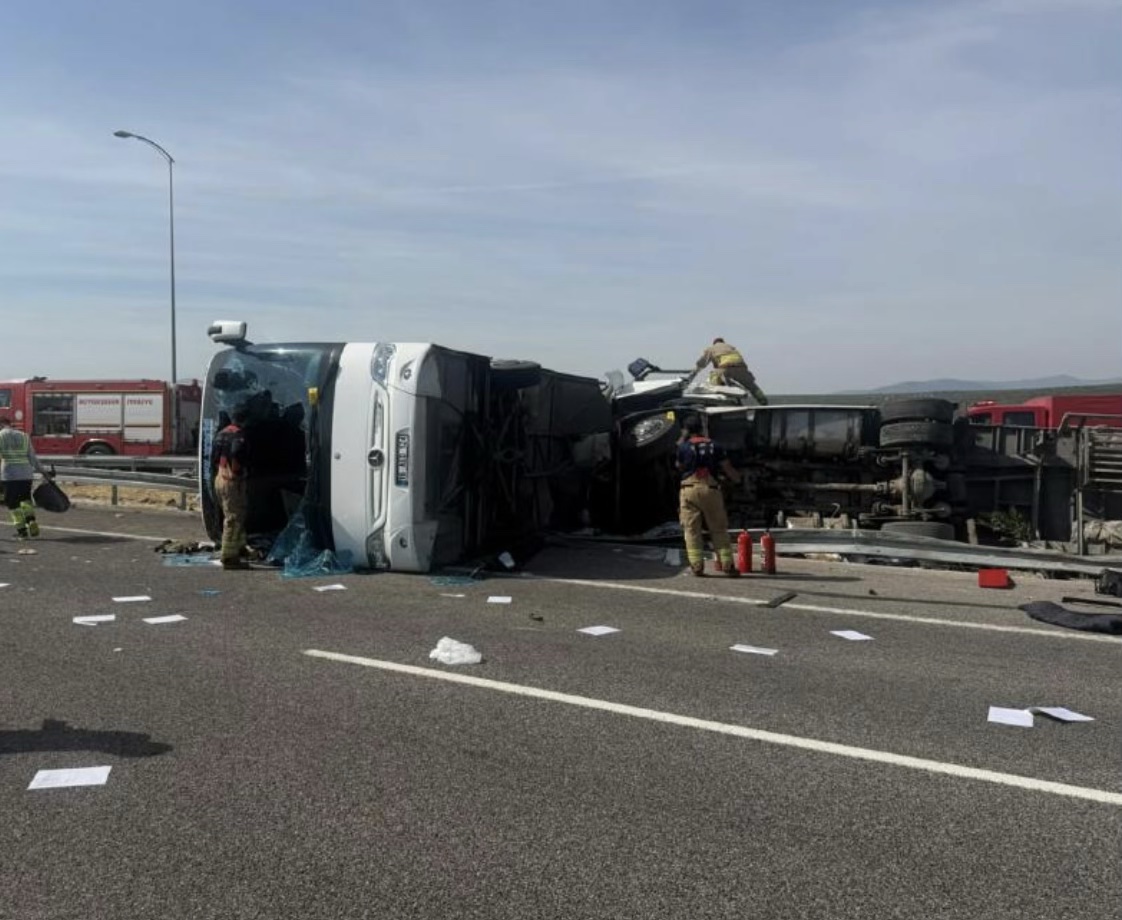 Akhisar'da devrilen yolcu otobüsü ve TIR