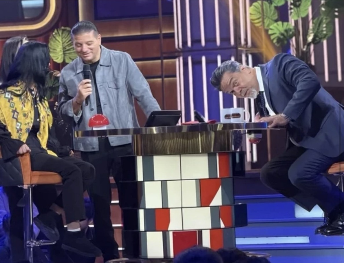 Beyaz'la Joker stüdyosunda Kubat mikrofonla, Beyazıt Öztürk masaya eğilmiş