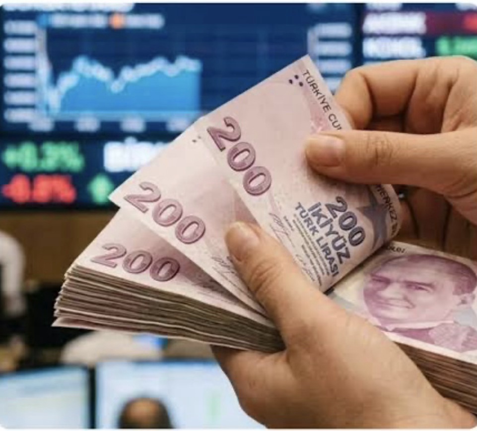200 liralık banknotlar ve borsa ekranı