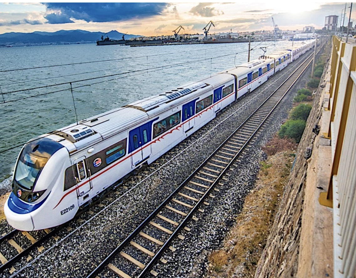 İzmir Körfezi kıyısında İZBAN treni