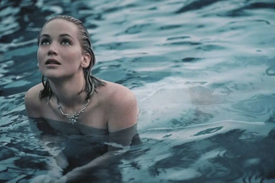 Jennifer Lawrence bir film sahnesinde havuzda