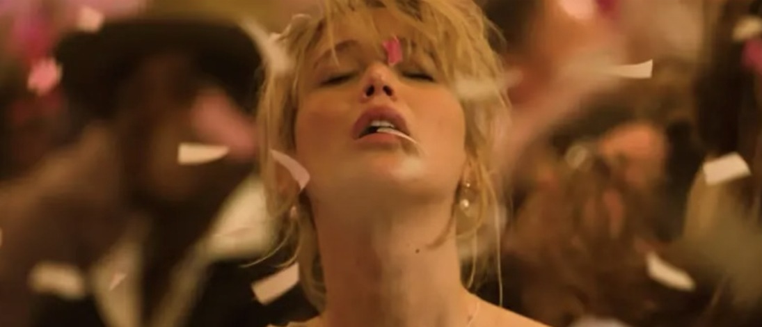 Jennifer Lawrence bir film sahnesinde konfeti altında
