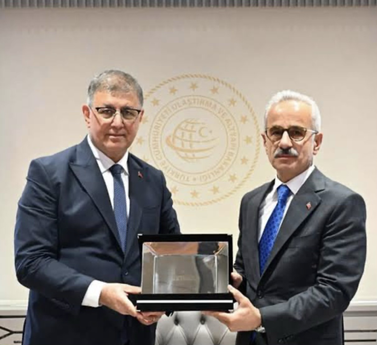 İzmir Büyükşehir Belediye Başkanı Cemil Tugay ile Ulaştırma ve Altyapı Bakanı Abdulkadir Uraloğlu